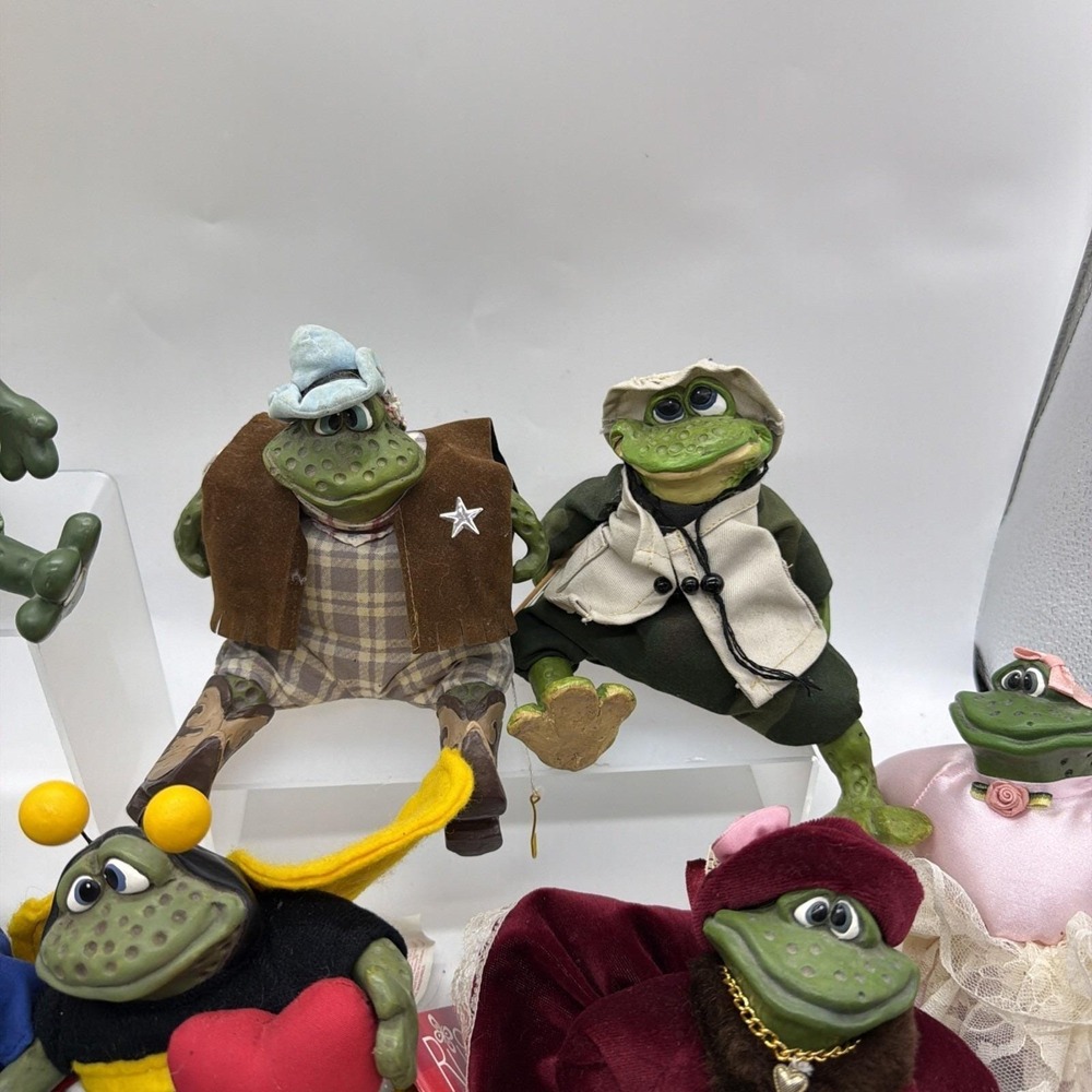 Vintage Russ Berrie Critter Lot Of 28 Resin Frog Plush Shelf Sitters - Picture 5 of 16